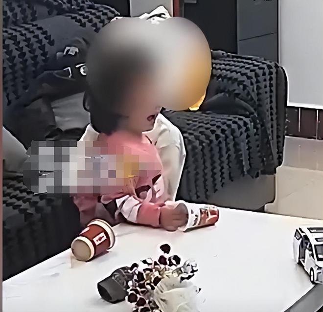 ！奶奶冷漠母亲崩溃侄子父亲发声维护凯发K8登录4岁侄子拿筷子戳女儿(图8)