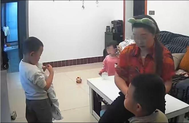 ！奶奶冷漠母亲崩溃侄子父亲发声维护凯发K8登录4岁侄子拿筷子戳女儿(图23)